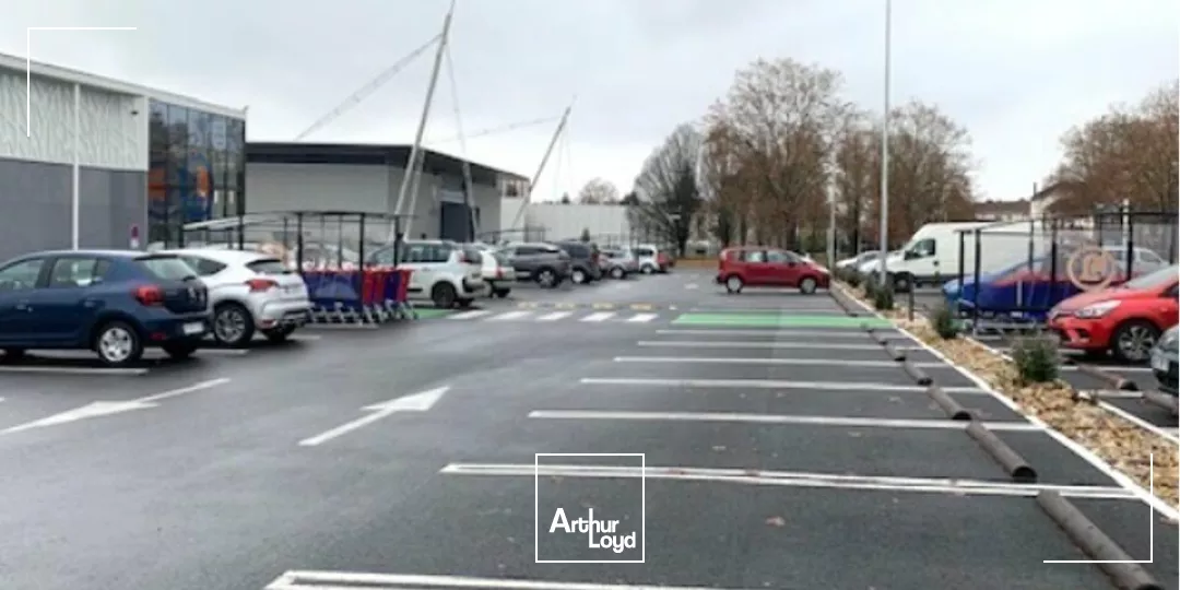 Locaux Commerciaux à Fort Flux  Surfaces Modulables en Plein Cur d'un Retail Park de Brive