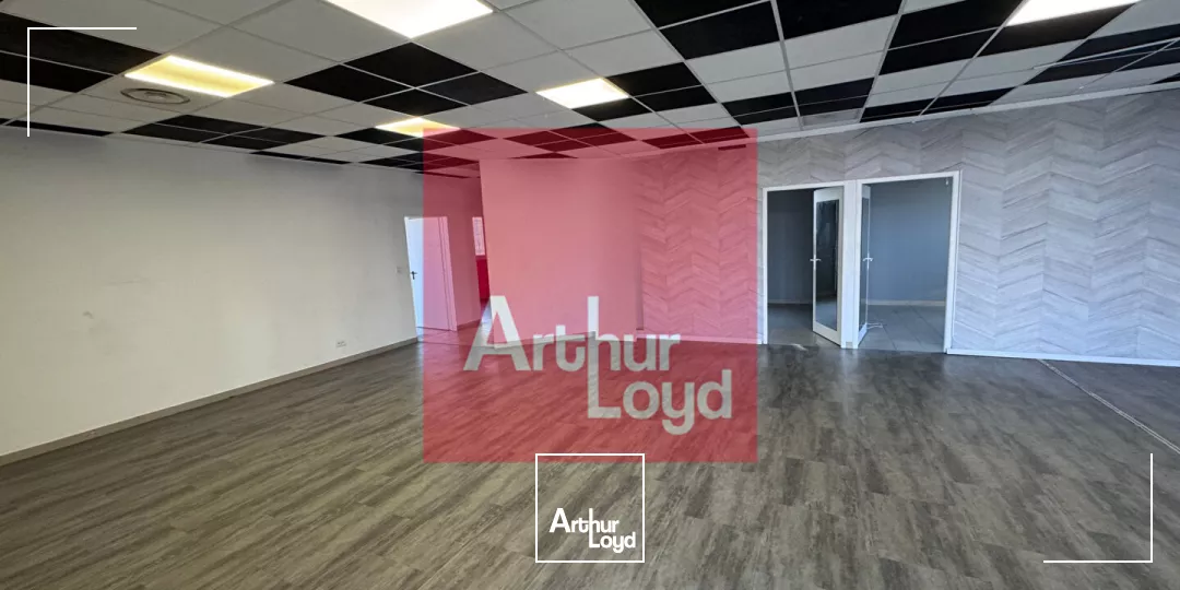À LOUER LOCAL D'ACTIVITÉ DE 212 M² AVEC BUREAUX SITE CLÔTURÉ ET SÉCURISÉ