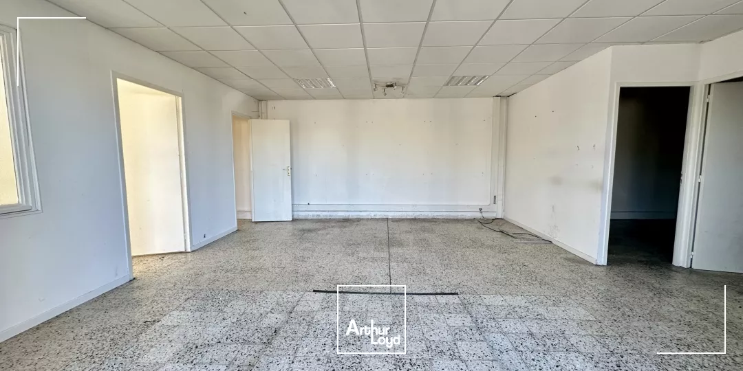 Plusieurs surfaces de bureaux Venelles