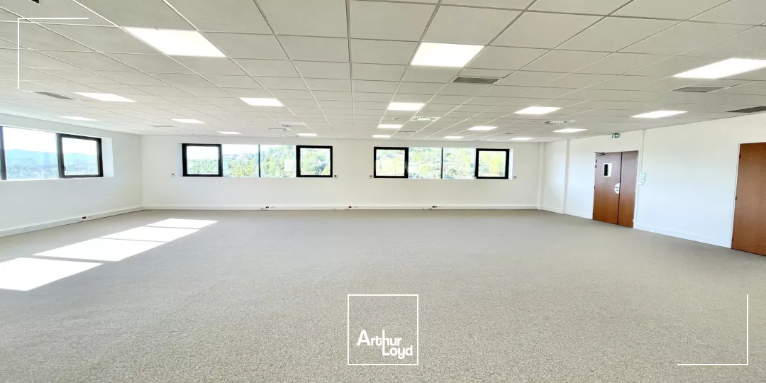 BAISSE DE PRIX ! Bureaux à louer avec un bel environnement naturel à Aix-en-Provence