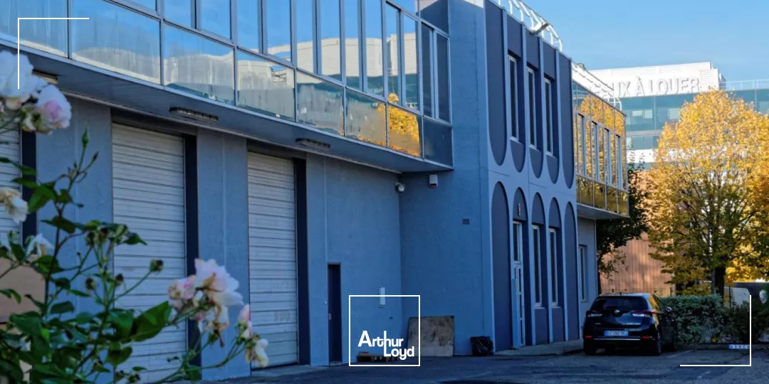 Location locaux d'activité 1 117 m² - Site clos et accessible à Saint-Denis Pleyel (A86, RER, métro)