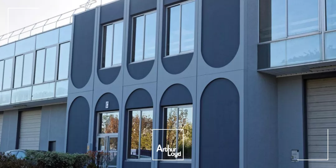 Location locaux d'activité 1 117 m² - Site clos et accessible à Saint-Denis Pleyel (A86, RER, métro)