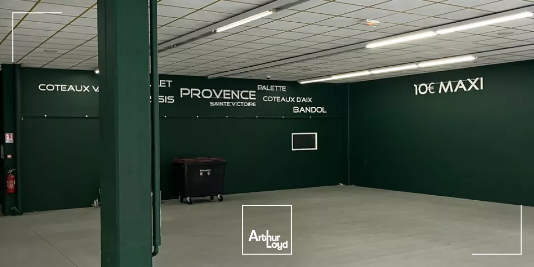 Location local commercial 480 m² - Vallauris