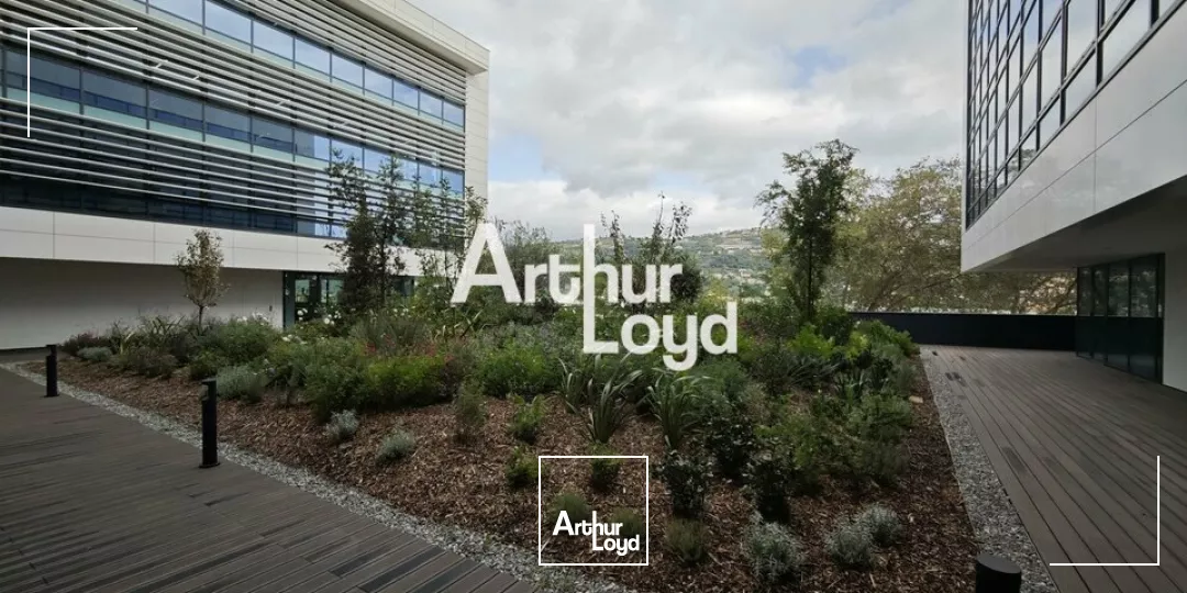 A LOUER SURFACE DE BUREAUX NEUFS AMENAGES DANS IMMEUBLE DERNIERE GENERATION