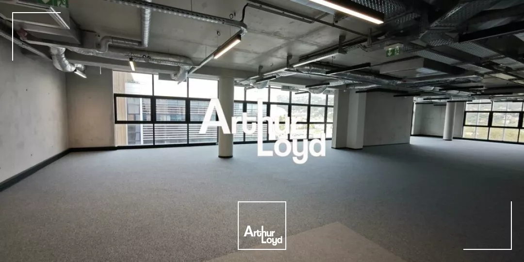 A LOUER SURFACE DE BUREAUX NEUFS AMENAGES DANS IMMEUBLE DERNIERE GENERATION