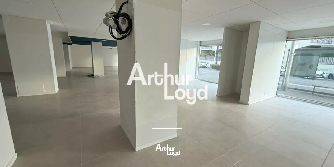 LOCAL COMMERCIAL ST LAURENT DU VAR DANS ZONE EQUIPEMENT DE LA MAISON