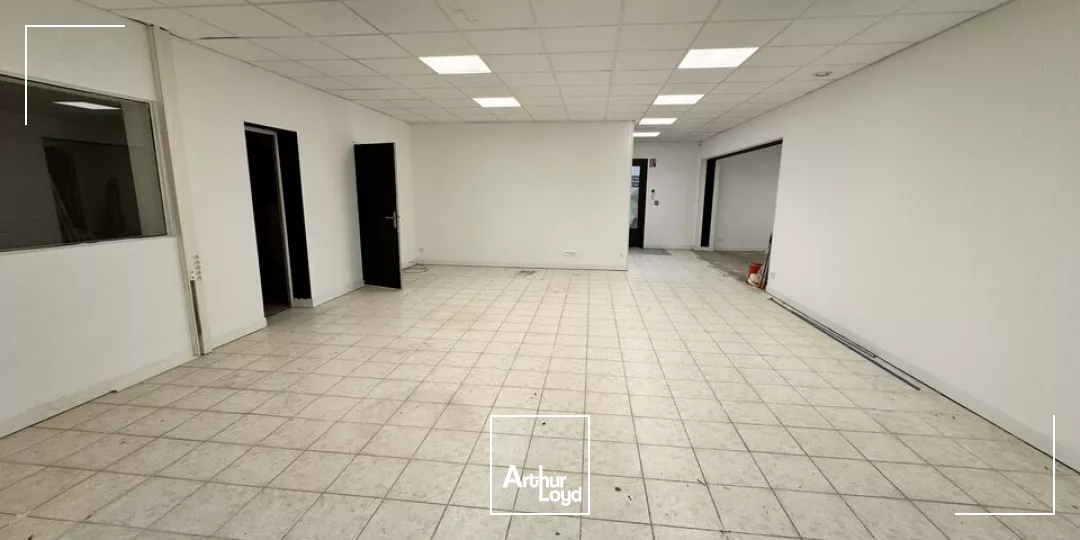 LA RICHE LOCAL D'ACTIVITE A LOUER 1270 M² DIVISIBLE PROXIMITE PERIPHERIQUE