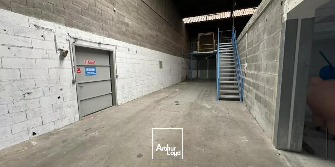 LA RICHE LOCAL D'ACTIVITE A LOUER 1270 M² DIVISIBLE PROXIMITE PERIPHERIQUE