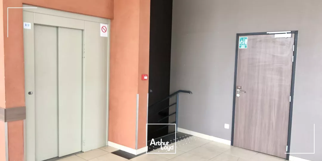 LOCAL PRIME 297m² A LOUER PLACE MORGAN