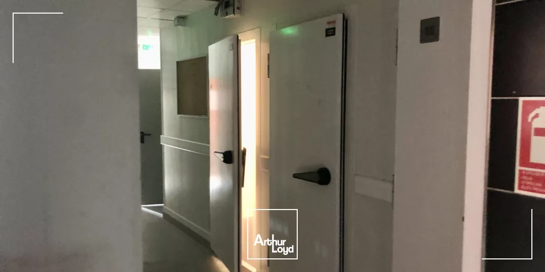 LOCAL PRIME 297m² A LOUER PLACE MORGAN