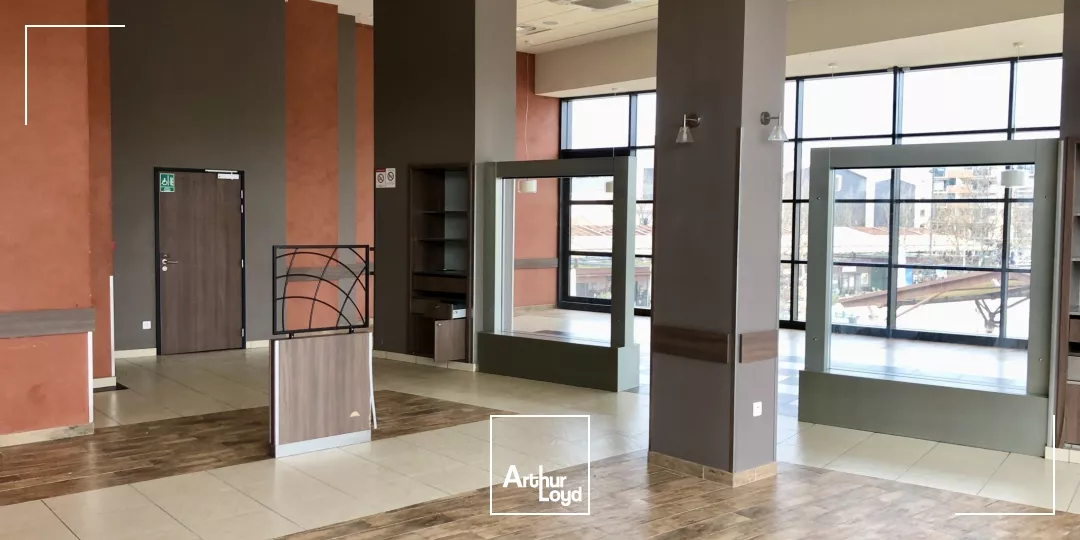 LOCAL PRIME 297m² A LOUER PLACE MORGAN