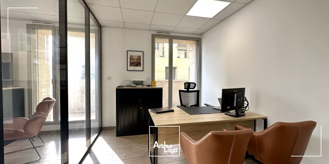 BUREAUX EN TRÈS BON ÉTAT AVEC VITRINE
