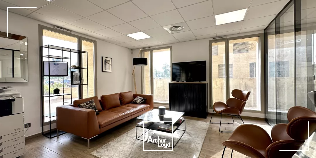 BUREAUX EN TRÈS BON ÉTAT AVEC VITRINE