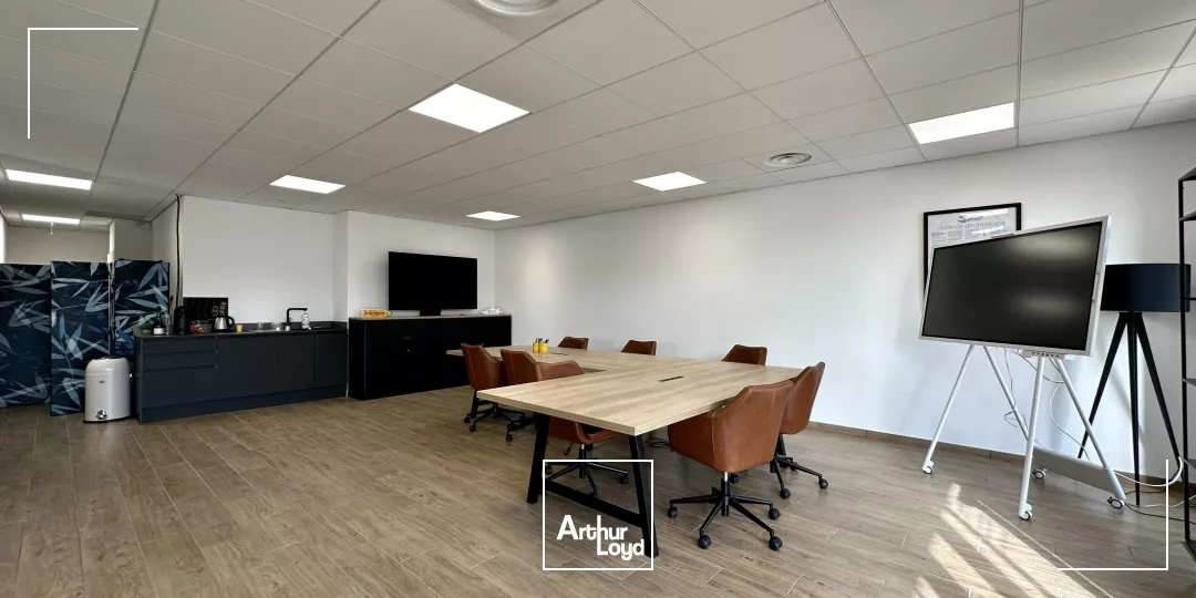 BUREAUX EN TRÈS BON ÉTAT AVEC VITRINE