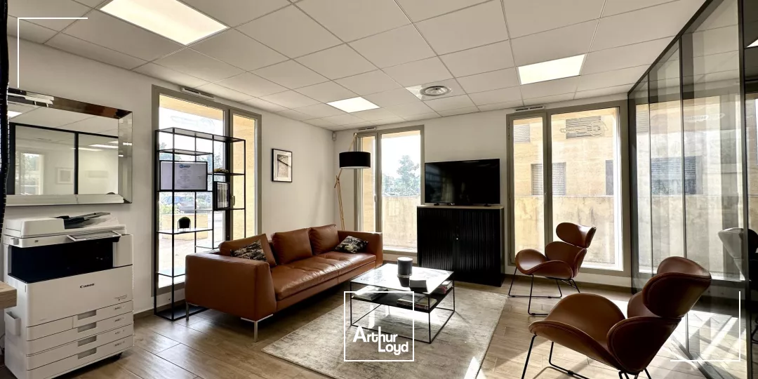 BUREAUX EN TRÈS BON ÉTAT AVEC VITRINE