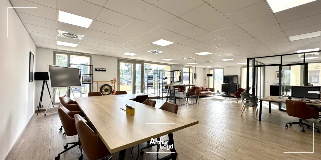 BUREAUX EN TRÈS BON ÉTAT AVEC VITRINE