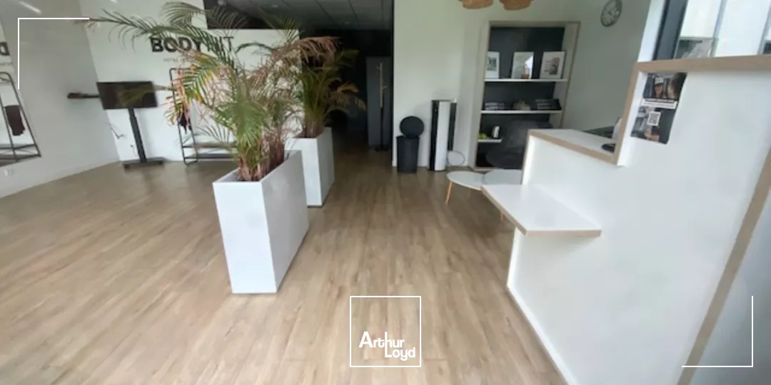 A VENDRE A LOUER CELLULE COMMERCIALE POUL AR FEUNTEUN 167 M² 