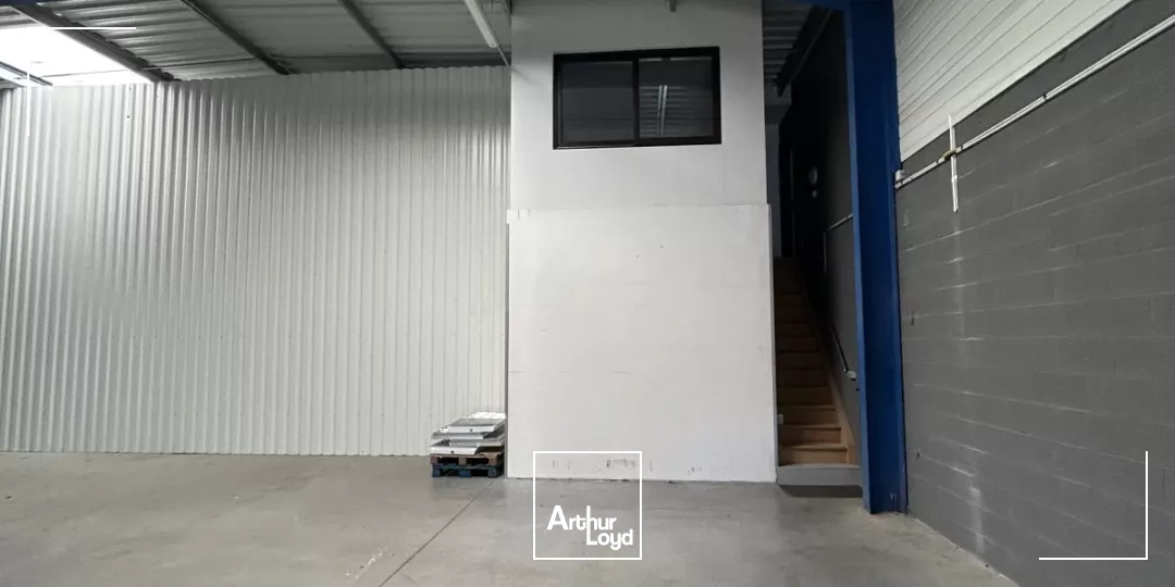 Très bel entrepôt à louer en zone industrielle de Somain avec de belles prestations sur un site clos . Rare sur ce secteur 