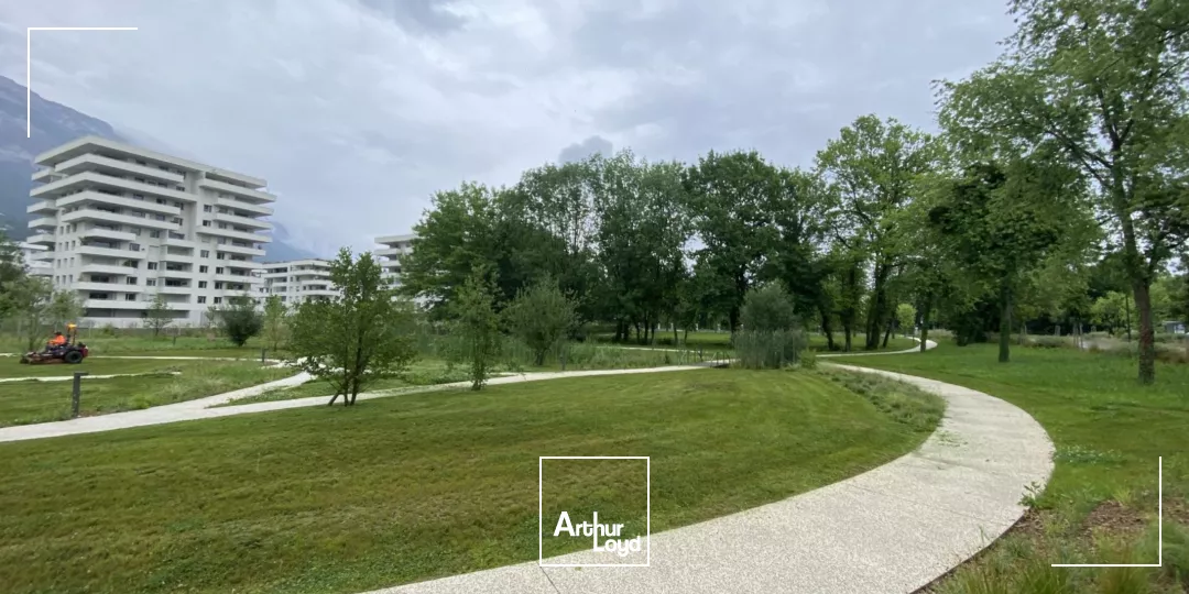 BUREAUX A LOUER MEYLAN ICONE 7386M² DIVISIBLE REFAITS A NEUF