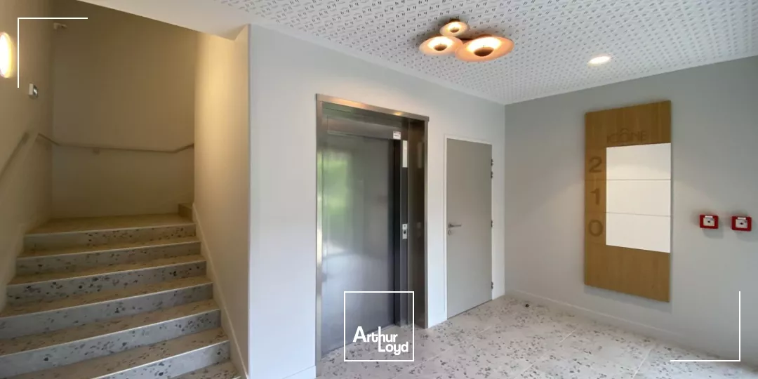 BUREAUX A LOUER MEYLAN ICONE 7386M² DIVISIBLE REFAITS A NEUF