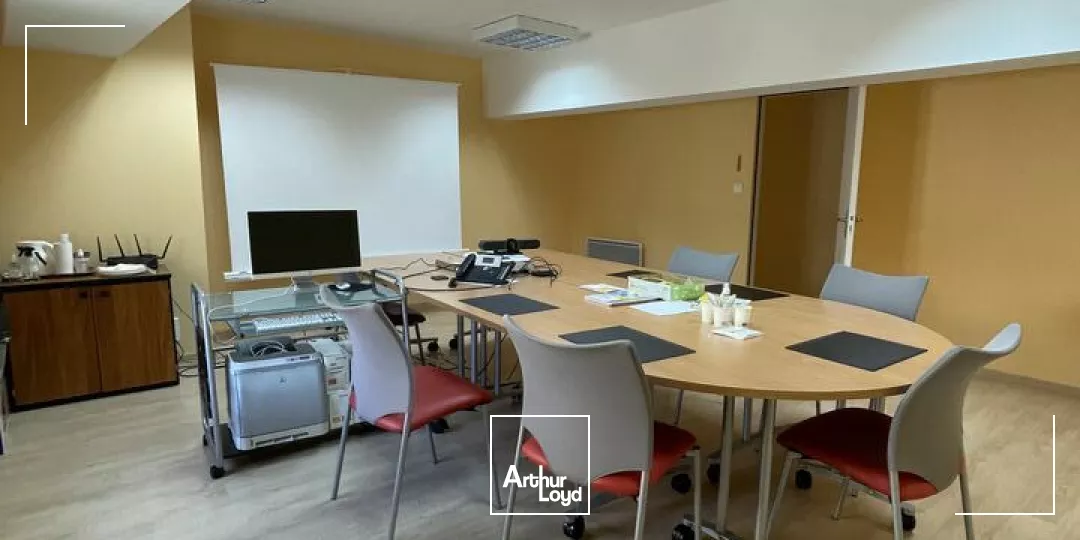 OPPORTUNITE LOCAL D'ENVIRON 234m2 SECTEUR RUE DE LA GARE DE NIORT AVEC VISIBILITE PROCHE A PIEDS PLACE DE LA BRECHE