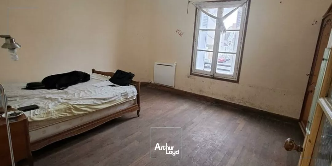 A VENDRE IMMEUBLE EMPLACEMENT D'ANGLE SUR CENTRE VILLE OUEST CHATELLERAULT