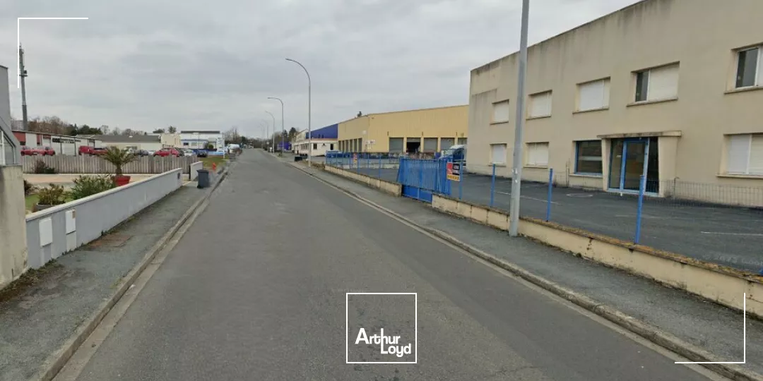 RARE ZONE REPUBLIQUE - POITIERS NORD - ENTREPOT DE 800M² à LOUER DIVISIBLE 400M²