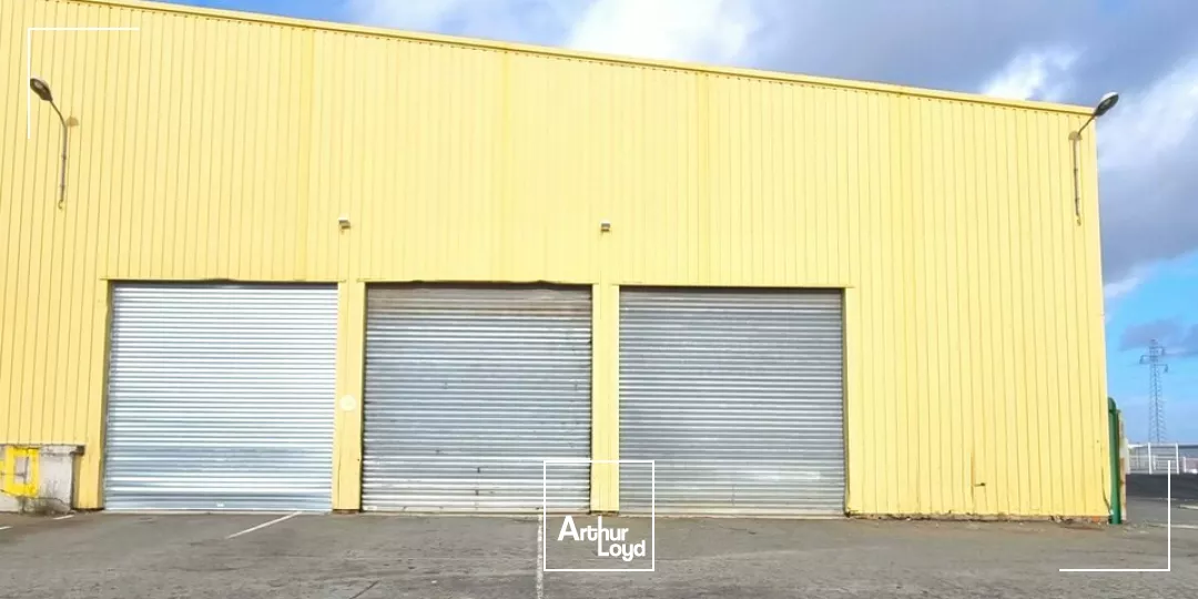 RARE ZONE REPUBLIQUE - POITIERS NORD - ENTREPOT DE 800M² à LOUER DIVISIBLE 400M²