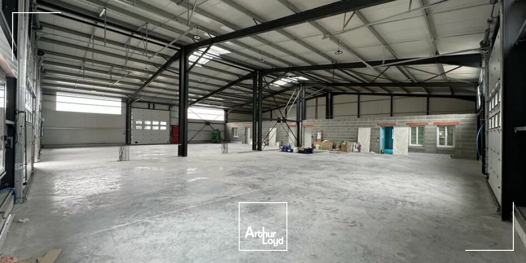 À vendre bâtiment à sortir de terre. Belle visibilité sur l'axe Niort Poitiers en bordure de la rocade de Parthenay Pompaire d'une surface de 452m2