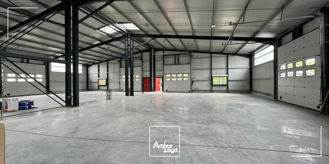 À vendre bâtiment à sortir de terre. Belle visibilité sur l'axe Niort Poitiers en bordure de la rocade de Parthenay Pompaire d'une surface de 452m2