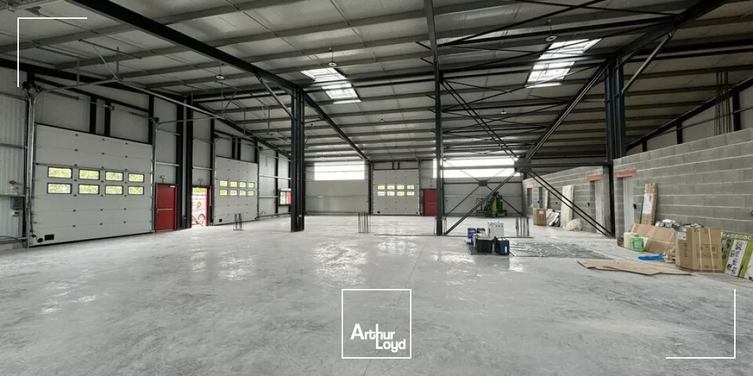 À vendre bâtiment à sortir de terre. Belle visibilité sur l'axe Niort Poitiers en bordure de la rocade de Parthenay Pompaire d'une surface de 452m2