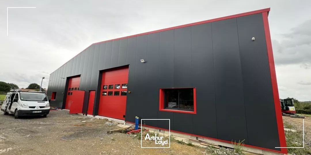 À vendre bâtiment à sortir de terre. Belle visibilité sur l'axe Niort Poitiers en bordure de la rocade de Parthenay Pompaire d'une surface de 452m2
