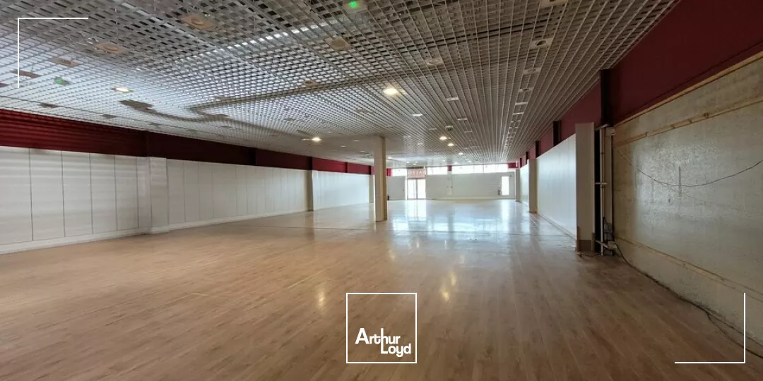 A LOUER UN LOCAL COMMERCIAL DE 562 m2 - ZONE COMMERCIALE - LA ROCHE SUR YON