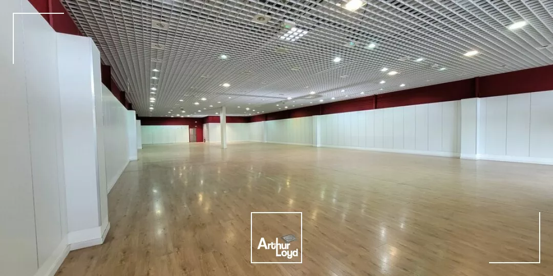 A LOUER UN LOCAL COMMERCIAL DE 562 m2 - ZONE COMMERCIALE - LA ROCHE SUR YON