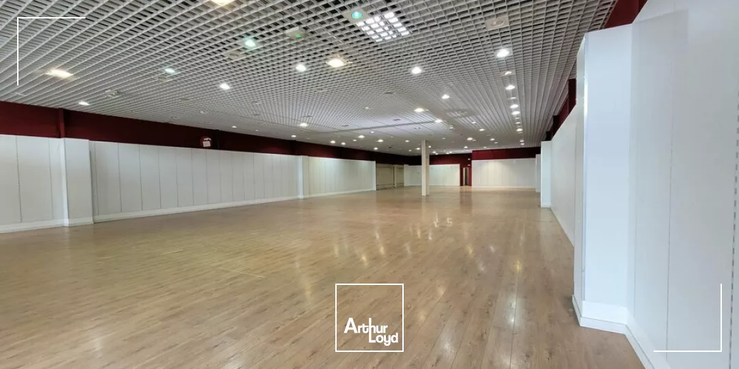 A LOUER UN LOCAL COMMERCIAL DE 562 m2 - ZONE COMMERCIALE - LA ROCHE SUR YON