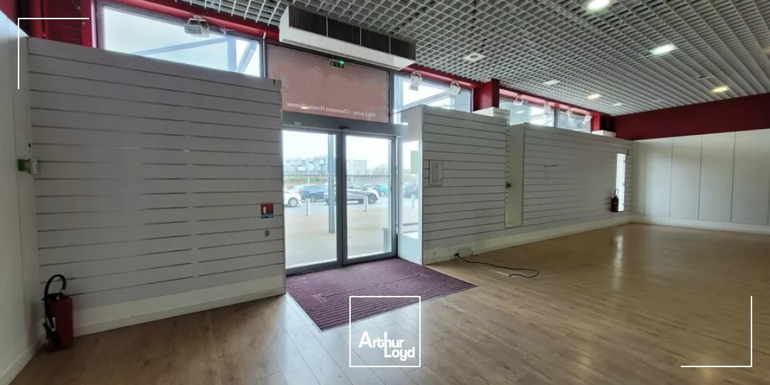 A LOUER UN LOCAL COMMERCIAL DE 562 m2 - ZONE COMMERCIALE - LA ROCHE SUR YON