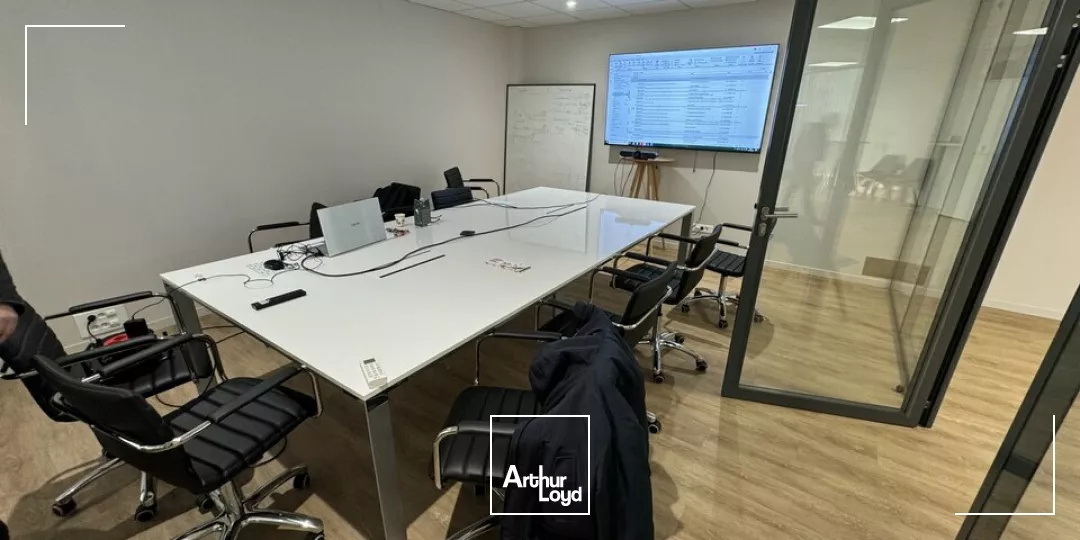 LOCATION BUREAUX AVEC PARKINGS PROCHE CENTRE VILLE NIORT 165m2 FACILE D'ACCES