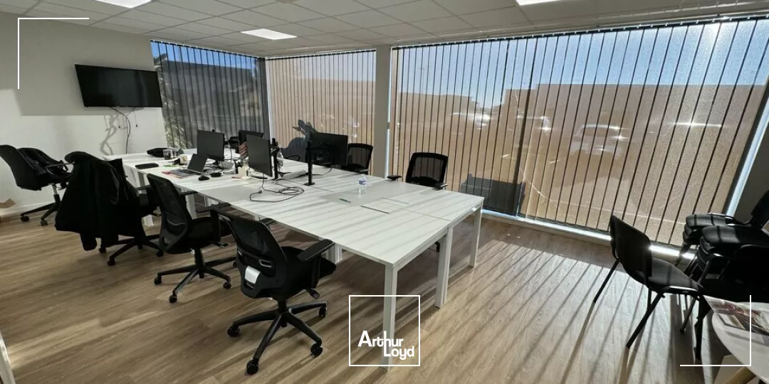 LOCATION BUREAUX AVEC PARKINGS PROCHE CENTRE VILLE NIORT 165m2 FACILE D'ACCES