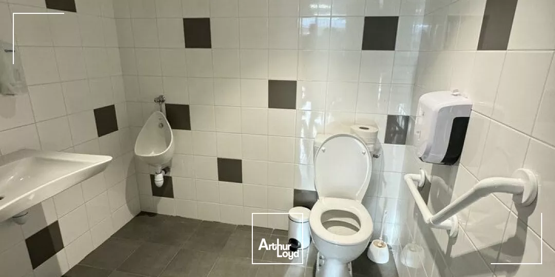 LOCATION BUREAUX AVEC PARKINGS PROCHE CENTRE VILLE NIORT 165m2 FACILE D'ACCES