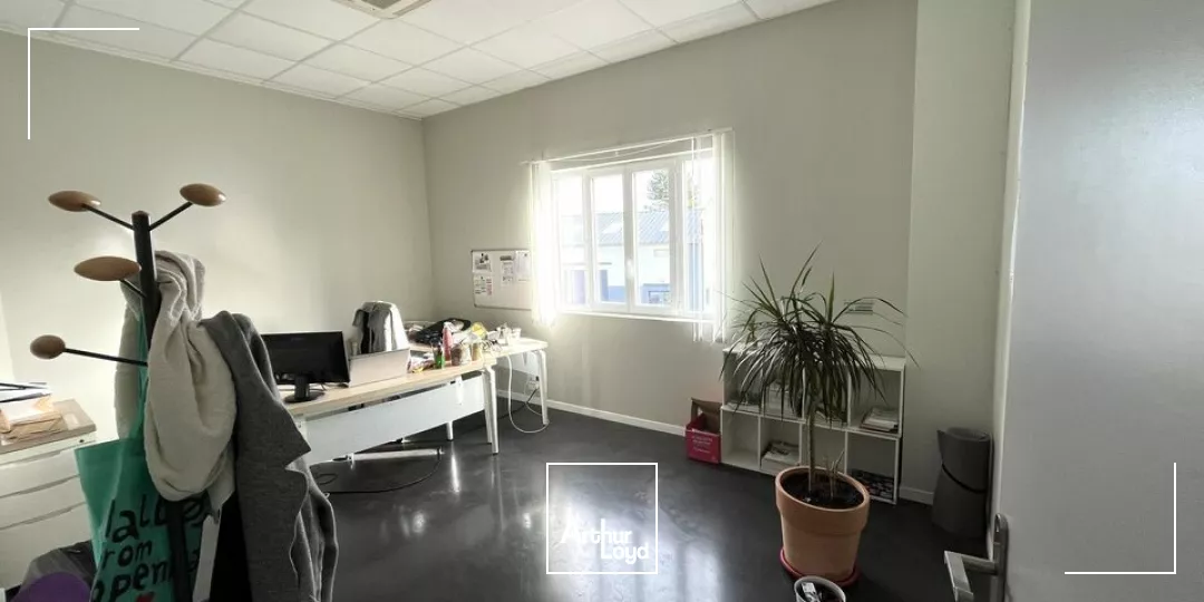 À LOUER - ENSEMBLE DE BUREAUX SITUÉS À POITIERS SUD DE 210 M2 - PROCHES DE TOUTES COMMODITÉS 