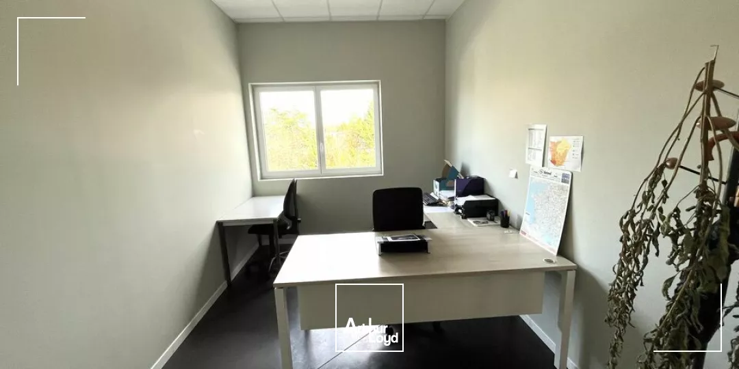 À LOUER - ENSEMBLE DE BUREAUX SITUÉS À POITIERS SUD DE 210 M2 - PROCHES DE TOUTES COMMODITÉS 