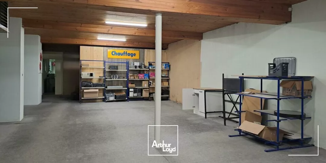 A LOUER BUREAUX AVEC SHOW ROOM SUR CENTRE VILLE DE LENCLOITRE (86) PROCHE GRANDS AXES