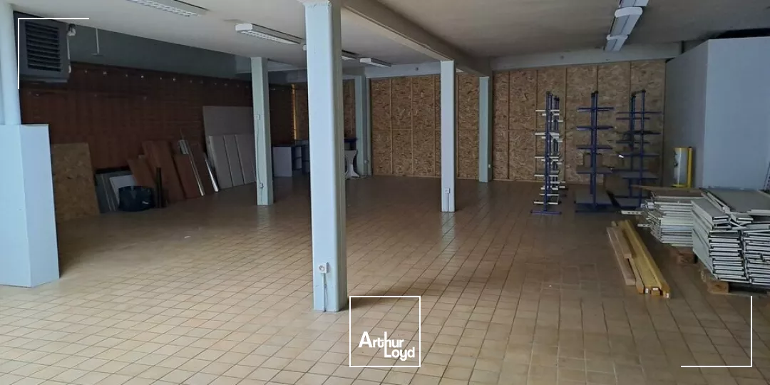 A LOUER BUREAUX AVEC SHOW ROOM SUR CENTRE VILLE DE LENCLOITRE (86) PROCHE GRANDS AXES