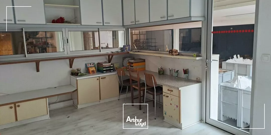 A LOUER BUREAUX AVEC SHOW ROOM SUR CENTRE VILLE DE LENCLOITRE (86) PROCHE GRANDS AXES