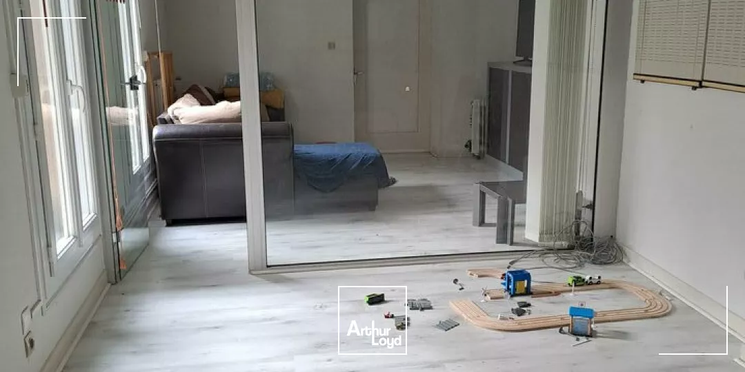 A LOUER BUREAUX AVEC SHOW ROOM SUR CENTRE VILLE DE LENCLOITRE (86) PROCHE GRANDS AXES