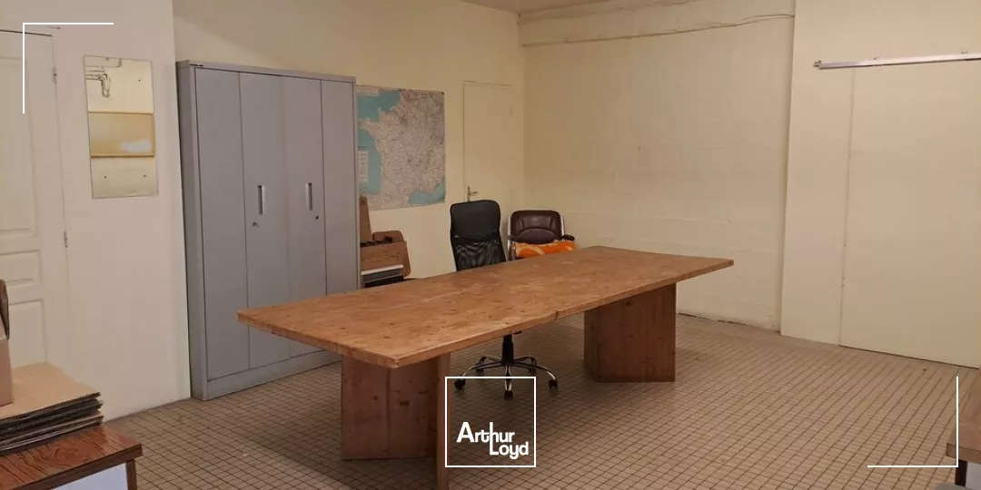 A LOUER BUREAUX AVEC SHOW ROOM SUR CENTRE VILLE DE LENCLOITRE (86) PROCHE GRANDS AXES