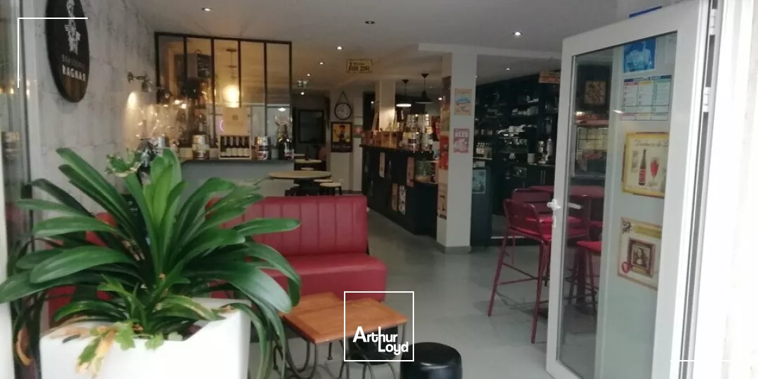 OPPORTUNITE ACHAT HYPER CENTRE NIORT BAR AVEC LOGEMENT ET TERRASSE