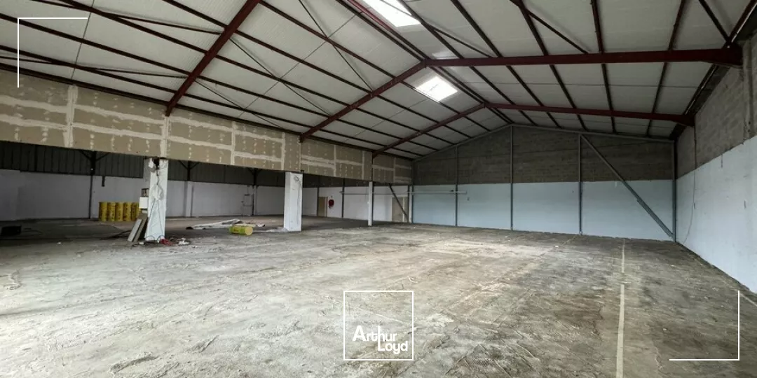 A LOUER ZONE MENDES FRANCE NIORT CHAURAY AVEC VISIBILITE ET PARKINGS 750 m2 AVEC VITRINE PROCHE HYPER CENTRE NIORT ET PEAGE