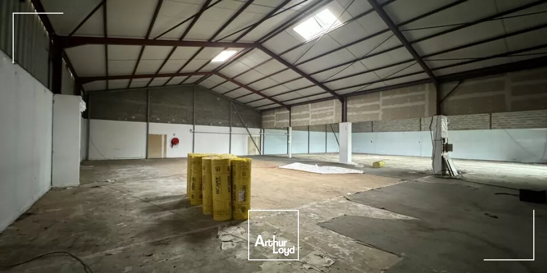 A LOUER ZONE MENDES FRANCE NIORT CHAURAY AVEC VISIBILITE ET PARKINGS 750 m2 AVEC VITRINE PROCHE HYPER CENTRE NIORT ET PEAGE