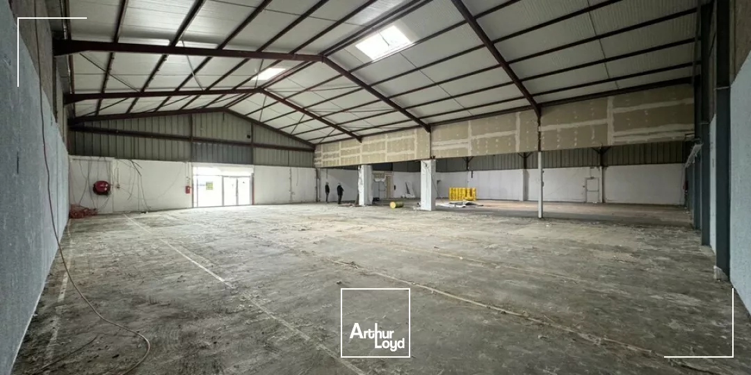 A LOUER ZONE MENDES FRANCE NIORT CHAURAY AVEC VISIBILITE ET PARKINGS 750 m2 AVEC VITRINE PROCHE HYPER CENTRE NIORT ET PEAGE